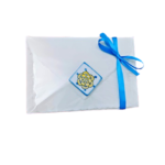Souvenir costiera. Elegante confezione regalo contenente due delle eccellenze della costa di Amalfi: La carta a mano e la ceramica vietrese.