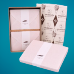 Vendita di Carta Amalfi Online. Questa confezione contiene al suo interno cartoncini e buste di colore rosa con paglia.