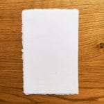 Partecipazione in carta di Amalfi con paglia per annuncio matrimonio. Modello singolo.
