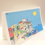 Cartoline personalizzate in carta di Amalfi. Questo modello, con illustrazione di una spiaggia della costiera amalfitana, è di formato pieghevole nel colore avorio.