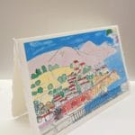 Cartolina postale in carta a mano di Amalfi dal design pieghevole. L'illustrazione rappresenta il classico panorama della città di Amalfi.