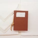 Idea regalo in carta di Amalfi. Confezione con fogli da lettere in formato A5, buste colore avorio e un elegante quaderno in carta di Amalfi rilegato in modo artigianale