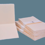 Menu per ricevimento nozze in carta a mano di Amalfi dal colore avorio rosato e dal formato quadrato pieghevole. Dimensioni: 15x15 centimetri.