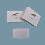 Eleganti biglietti da visita in carta di Amalfi realizzati al tino con procedimento completamente manuale.