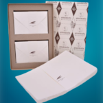 Confezione con fogli in carta a mano di Amalfi da utilizzare come carta da lettere elegante. Ogni foglio misura 22 x 32 cm ed è abbinabile a tre differenti dimensioni di busta. Colore: Avorio.