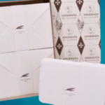 Confezione con cartoncini singoli di dimensione A5 prodotti dalla cartiera di Amalfi "Amatruda e buste in carta a mano avorio di dimensione 16x23 centimetri.