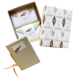 Confezione cadeau in carta di Amalfi color nocciola. Ogni set è composto da 20 bustine dal colore desiderato, 20 bigliettini in carta a mano avorio e quaderni rilegati a mano