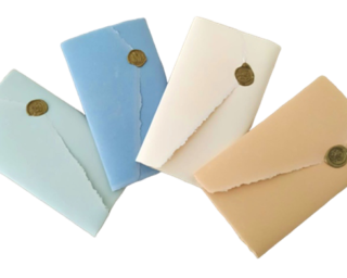 Partecipazioni matrimonio in carta Amalfi linea Lr. Questo modello è pieghevole in tre parti e non necessita della busta per la chiusura. Può essere sigillata con ceralacca ed è disponibile in 5 colori differenti.