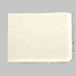 Segnaposto semplice in carta di Amalfi colore avorio con paglia per ricevimento nuziale. Misura 11x9