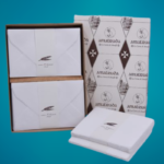 Confezione regalo in carta di Amalfi contenente buste da lettere e cartoncini bianchi in carta a mano.