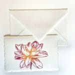 Elegnate segnaposto per matrimonio e busta in carta a mano di Amalfi con decorazione di una Dalia di colore viola