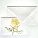 Segnaposto elegante in carta di Amalfi per i tavoli del ricevimento. Stampato artigianalmente con una rosa gialla.