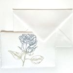 Segnaposto con rosa blu in carta di Amalfi e busta di colore avorio abbinata