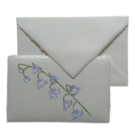 Segnaposto per addobbo dei tavoli del matrimonio e busta in carta di Amalfi con stampa realizzata mano con fiore