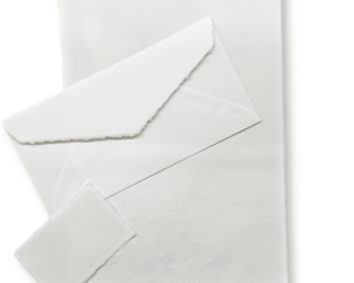 Eleganti partecipazioni matrimonio in carta di Amalfi con la dimensione di un foglio A4.