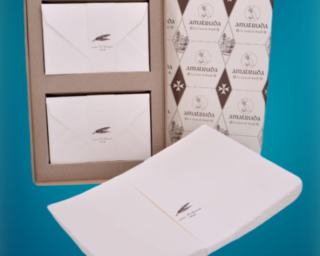 Confezioni contenenti fogli in carta di Amalfi formato A4 e buste colore avorio