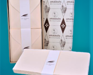 Selezione di fogli in carta di Amalfi per utilizzo come carta da lettere o partecipazioni matrimonio