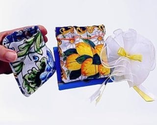 Portaconfetti e portamonete realizzati con i tessuti dei colori tipici della costiera amalfitana.