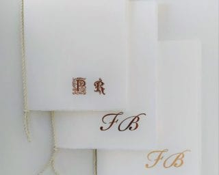 Libretti messa in carta di Amalfi personalizzati con le iniziali degli sposi.
