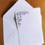 Partecipazioni matrimonio con fiori in carta di Amalfi formato A5. Dimensioni: 15x21 centimetri. Grammatura: 340 g/mq