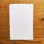 Menu verticale in carta di Amalfi per un ricevimento matrimonio raffinato. Dimensione: 11 x 22 centimetri.