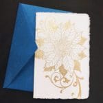 Biglietti in carta di Amalfi con decoro di una stella di Natale realizzata a mano con dorature a rilievo.
