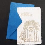Biglietti pieghevoli in carta di Amalfi con decoro del classico vischio di Natale realizzato con dorature a rilievo fatte a mano.