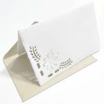 Biglietti pieghevoli fatti a mano decorati con traforo di un fiore di margherita e buste nocciola in carta di Amalfi. Dimensione buste: 14*9 cm. Dimensione biglietti. 13*8 cm.