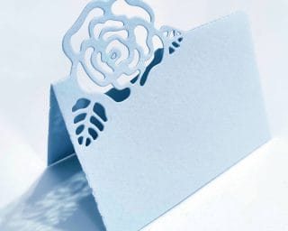 Segnaposto matrimonio traforato in carta di Amalfi. Il decoro è realizzato a mano dalla bottega artistica de Lo Scrigno di Santa Chiara.