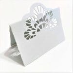 Segna posti per matrimonio in carta di Amalfi colore avorio. Il traforo è ispirato alla coda di pavone. Colore grigio perla