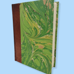 Diario in carta di Amalfi e copertina in carta marmorizzata verde. Dimensione 13 x 18 cm.