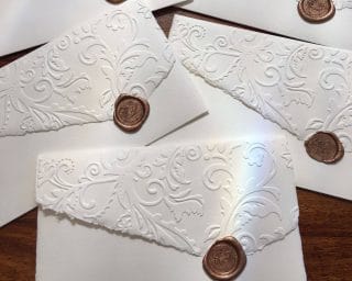 Partecipazioni in carta di Amalfi modello LR avorio con pattina superiore embossata a mano e sigillatura con ceralacca colore bronzo